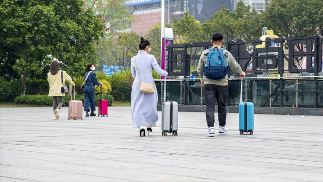 2023年5500万人失业背后，隐藏着2大创富方向，未来10年都是趋势